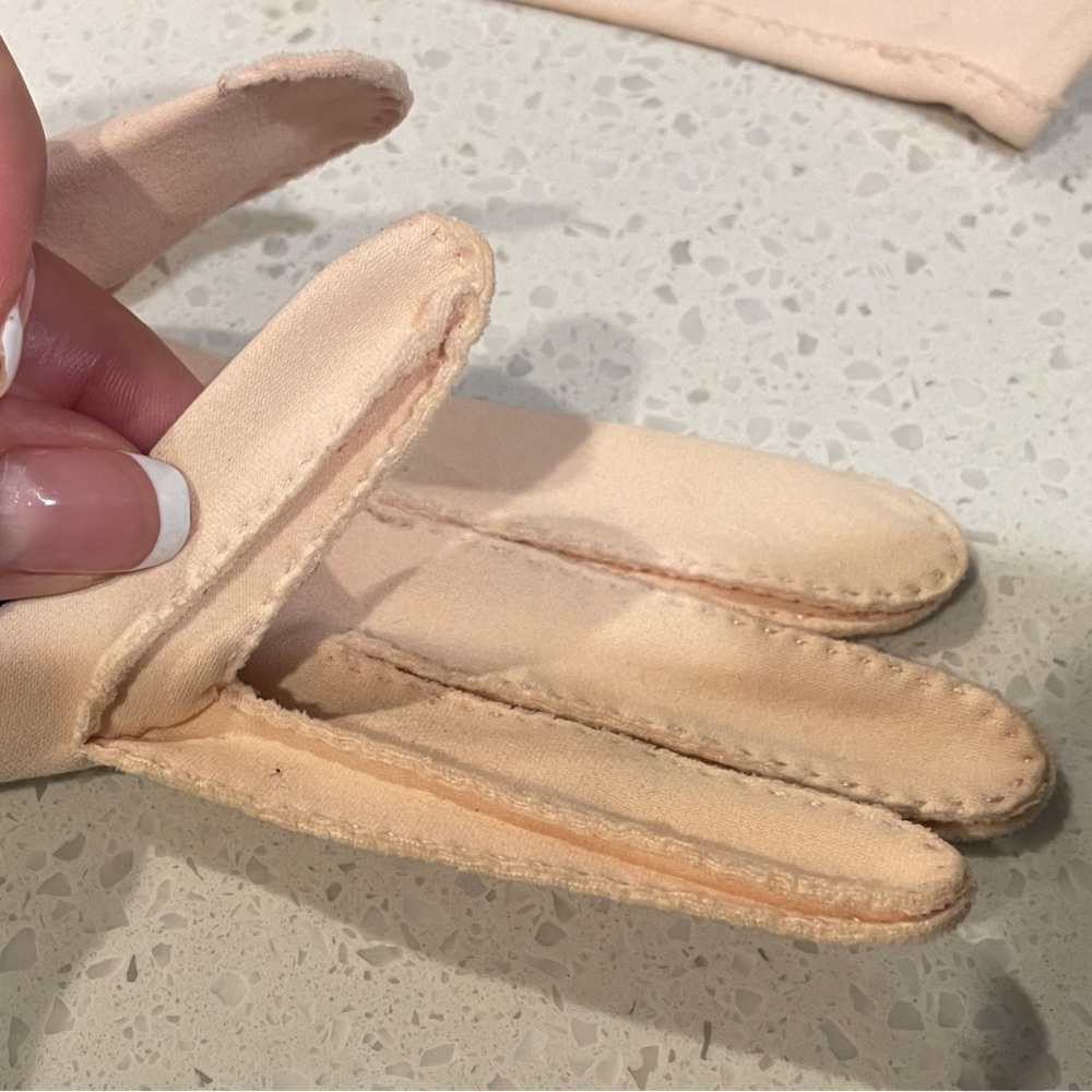 Authentic Vintage 1952 Christian Dior Shalimar Gloves | Pale Pink Leather with B - Picture 13 of 16